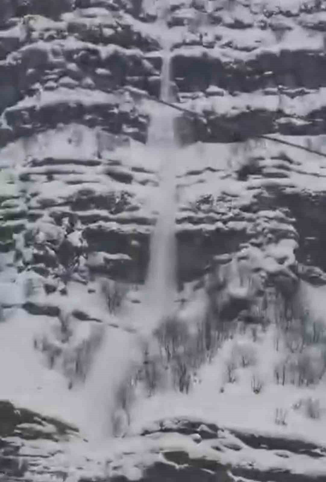 Şırnak’ta dağlarda biriken karın düşme anı cep telefonu kamerasına yansıdı.