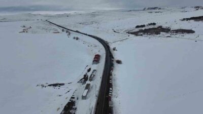 Kars’ın Çıldır Gölü üzerinde düzenlenen “Çıldır Gölü Buz Şenliği”, bu