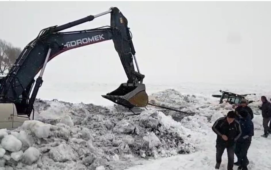 Ardahan’ın Çıldır ilçesinde buz tutan gölde kar temizliği yaparken buzun
