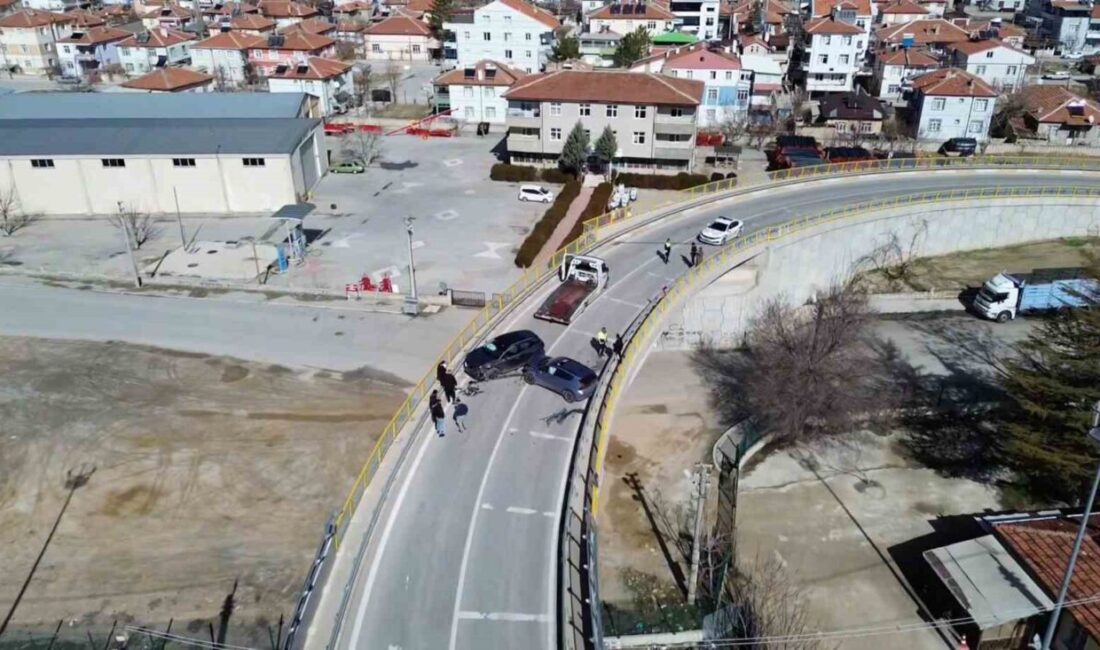 Karaman’da cip ile otomobilin üst geçitte kafa kafaya çarpışması sonucu