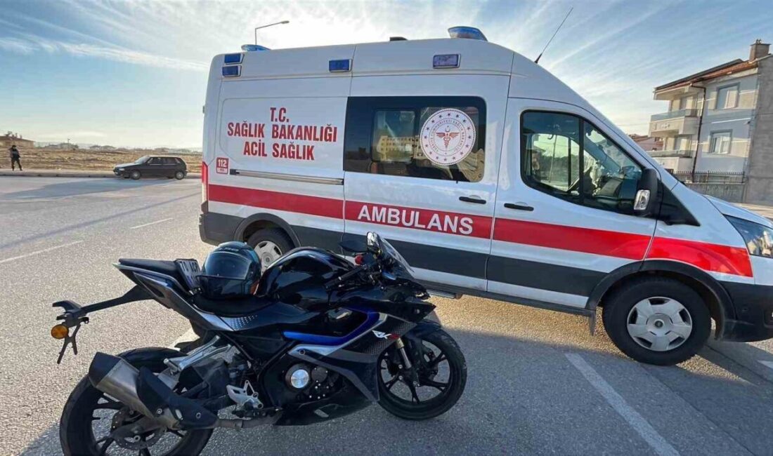 Karaman’da cip ile çarpışan motosikletin sürücüsü yaralanırken, kaza anı kameraya