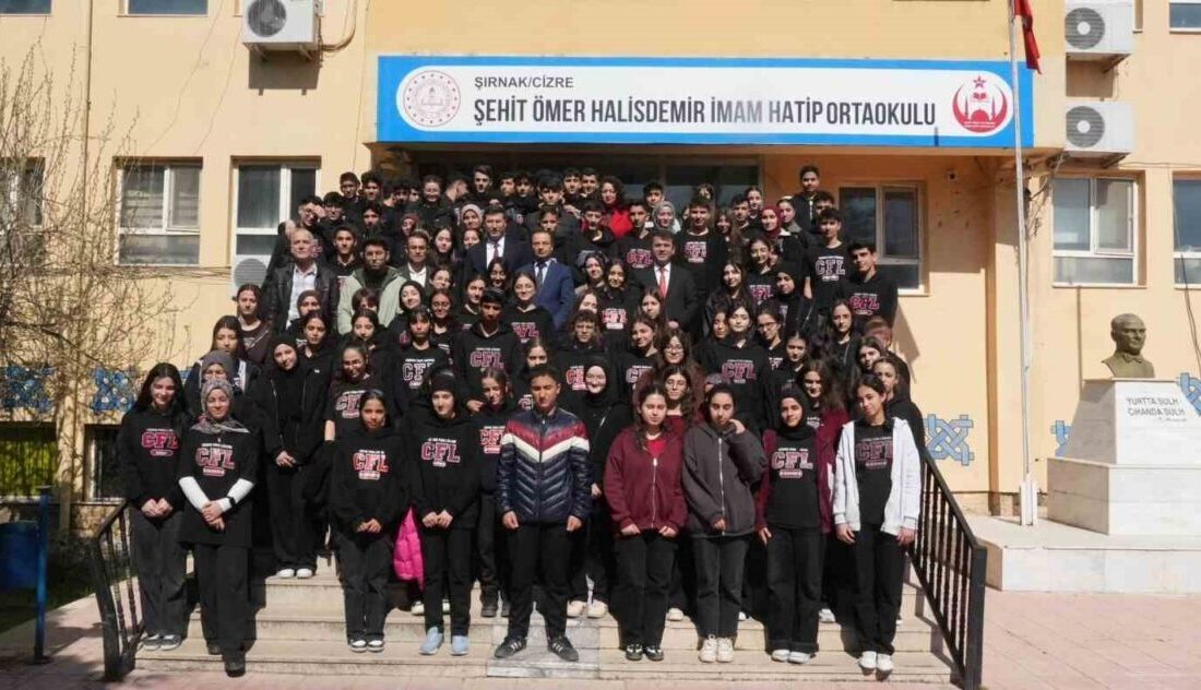 Şırnak’ın Cizre Kaymakamı Ahmet Vezir Baycar, Cizre Fen Lisesi öğrencileriyle