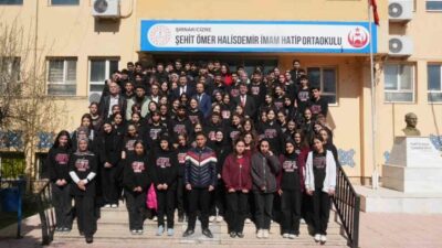 Şırnak’ın Cizre Kaymakamı Ahmet Vezir Baycar, Cizre Fen Lisesi öğrencileriyle