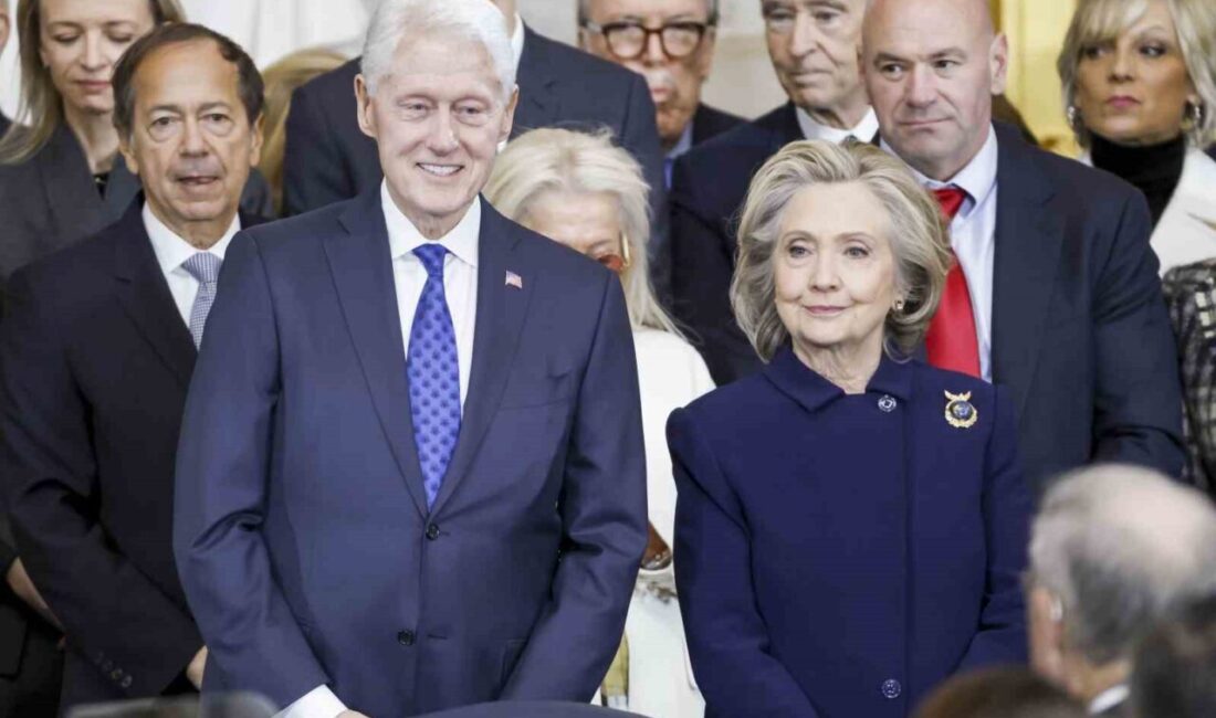 Eski ABD Başkanı Bill Clinton ile eski Dışişleri Bakanı Hillary