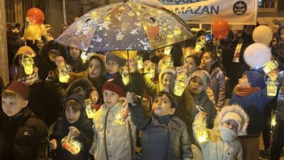 Sakarya’nın Erenler ilçesinde Ramazan ayının gelişi dolayısıyla düzenlenen “Kandil Alayı”