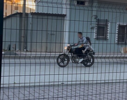 Eskişehir’de 2 kasksız çocuğun plakasız motosikletle süratli bir şekilde ara