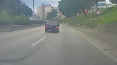 Bursa’da seyir halindeyken, kaldırımda yürüyen çocukların üzerine araç süren sürücü,