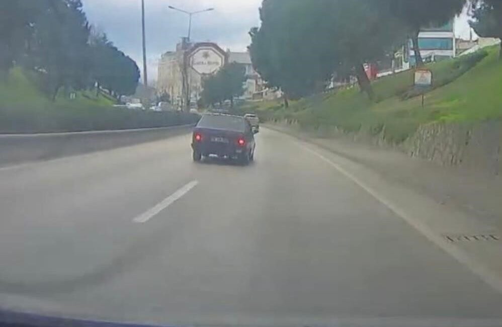 Bursa’da seyir halindeyken, kaldırımda yürüyen çocukların üzerine araç süren sürücü,