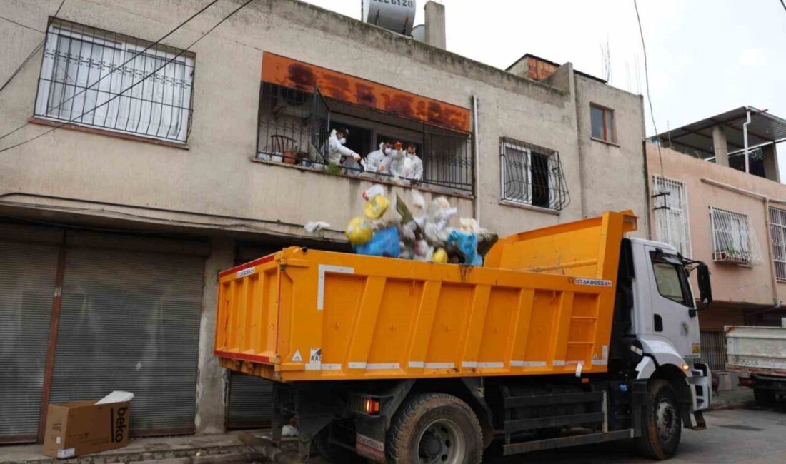 Mersin’in merkez Toroslar ilçesinde, kötü koku üzerine belediye ekiplerince temizlik