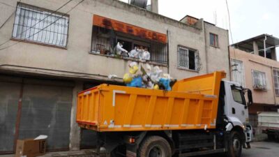Mersin’in merkez Toroslar ilçesinde, kötü koku üzerine belediye ekiplerince temizlik
