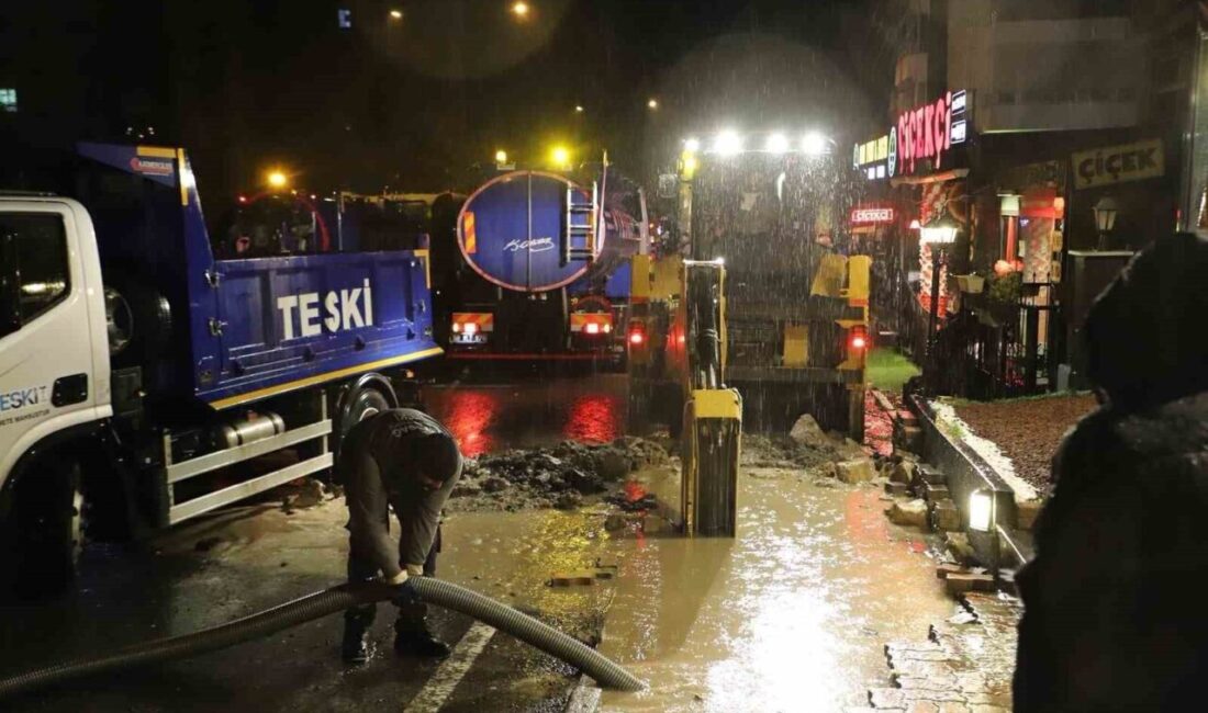 Tekirdağ Çorlu’da yoğun yağış sonrası kanalizasyon hattında çökme meydana geldi.