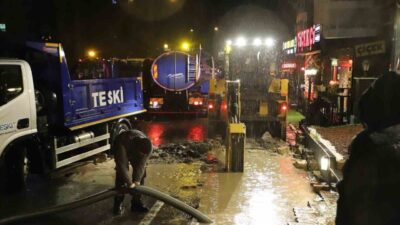 Tekirdağ Çorlu’da yoğun yağış sonrası kanalizasyon hattında çökme meydana geldi.