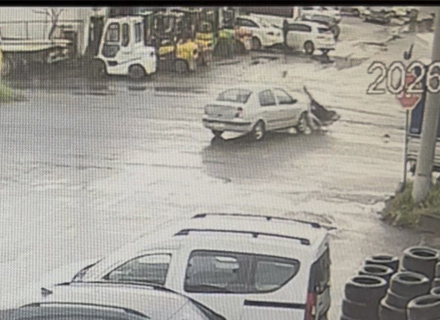Tekirdağ’ın Çorlu ilçesinde otomobille çarpışan motosiklet sürücüsü yaralandı, kaza anı