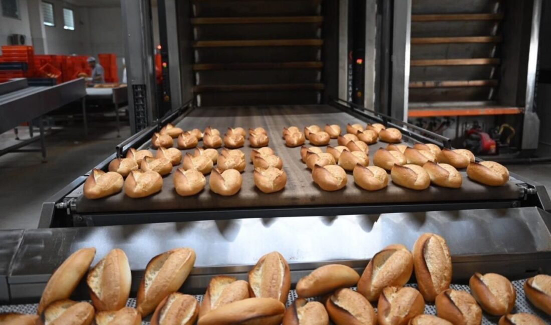 Çorum Belediyesi Halk Ekmek Fabrikası’nda 240 gram yumurtalı-susamlı Ramazan pidesi,