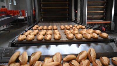 Çorum Belediyesi Halk Ekmek Fabrikası’nda 240 gram yumurtalı-susamlı Ramazan pidesi,