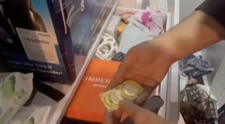 Kendilerini polis ve savcı olarak tanıtarak vatandaşları 139 milyon TL