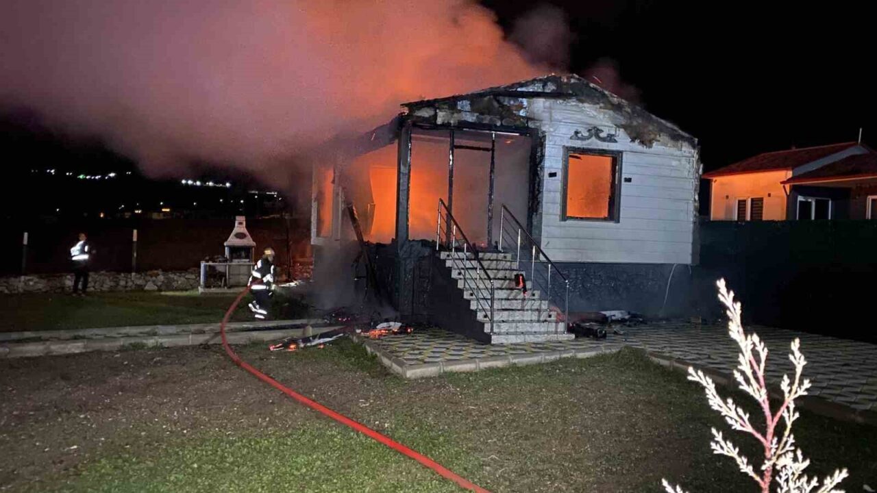 Çorum’da alevlere teslim olan bir bağ evinde büyük çapta maddi