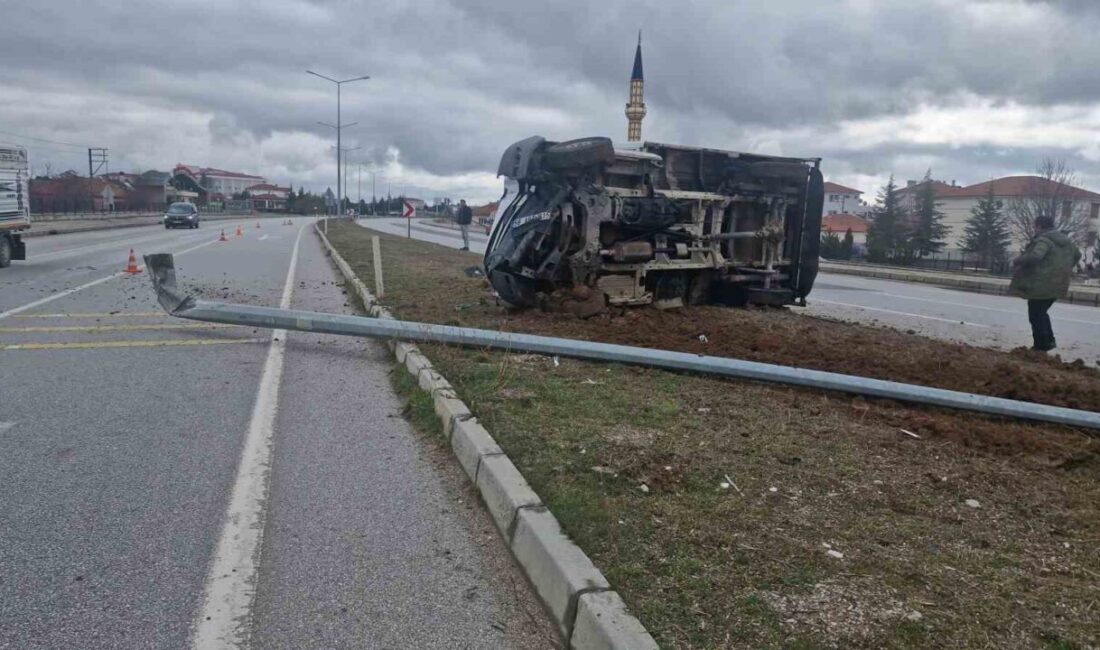 Çorum’un Alaca ilçesinde hayvan yüklü kamyonetin aydınlatma direğine çarparak yan