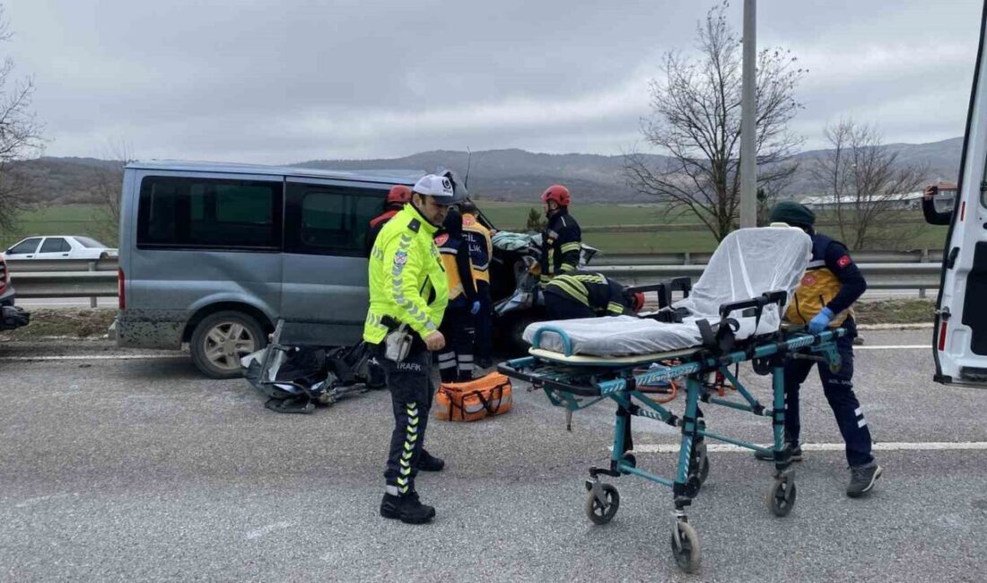 Çorum’da minibüsün tıra arkadan çarpması sonucu meydana gelen trafik kazasında