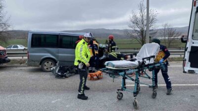 Çorum’da minibüsün tıra arkadan çarpması sonucu meydana gelen trafik kazasında