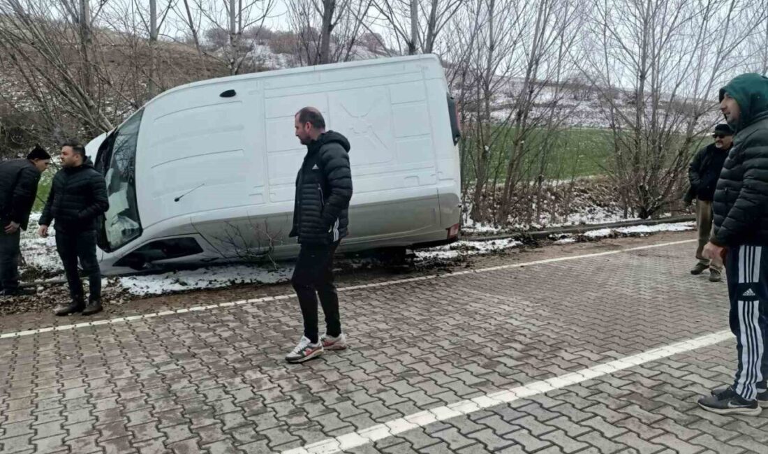 Çorum’un Alaca ilçesinde panelvan aracın yoldan çıkarak yan yatması neticesinde