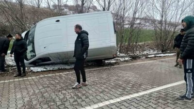 Çorum’un Alaca ilçesinde panelvan aracın yoldan çıkarak yan yatması neticesinde