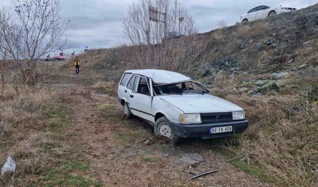 Çorum’un Alaca ilçesinde sürücüsünün direksiyon hakimiyetini kaybettiği Tofaş marka otomobil