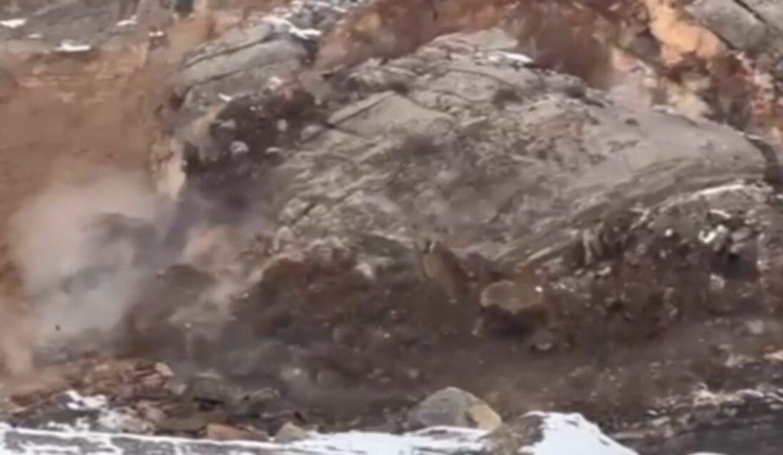 Hakkari’de etkili olan kar yağışı ve sağanağın ardından meydana gelen