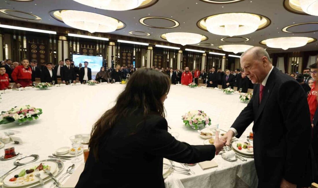 Cumhurbaşkanı Recep Tayyip Erdoğan, iftarda bir araya geldiği sporcu ve