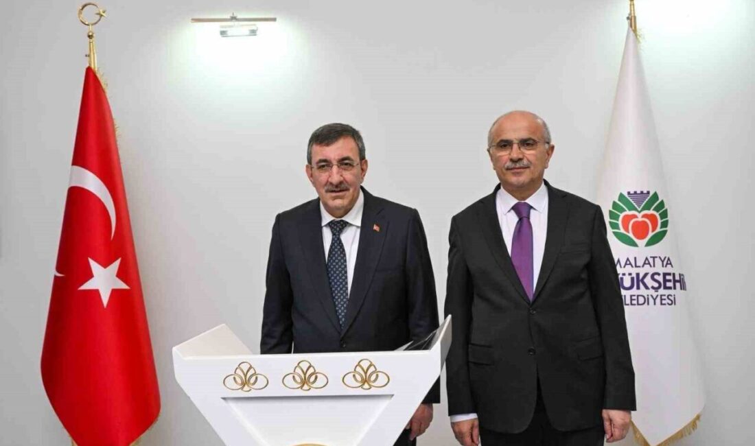 Cumhurbaşkanı Yardımcısı Cevdet Yılmaz, Büyükşehir Belediyesi Hizmet binası içerisinde yapılan