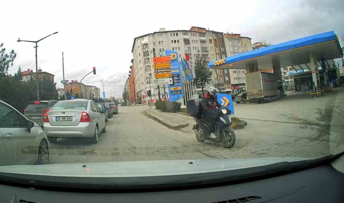 Eskişehir’de bir motosikletli kurye ters yöne girerek hem trafiği hem