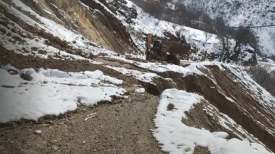 Diyarbakır’ın Çüngüş ilçesinde yağışla birlikte heyelan sonucu kapanan yol ulaşıma