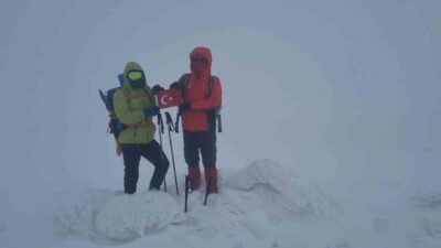 Ağrı’da 2 bin 450 rakımdaki Bubi Dağı zirvesine ulaşan dağcılar,