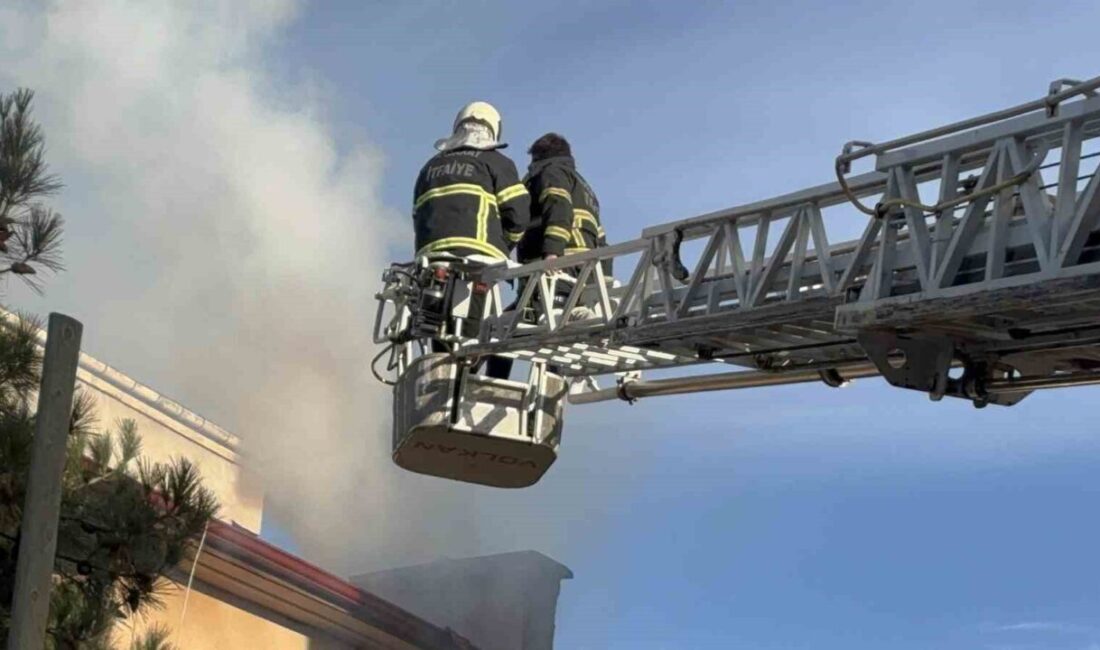 Aksaray’da 3 katlı apartmanın bacasında çıkan yangın paniğe neden olurken,