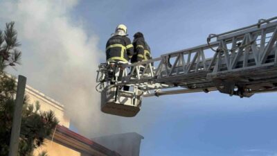 Aksaray’da 3 katlı apartmanın bacasında çıkan yangın paniğe neden olurken,