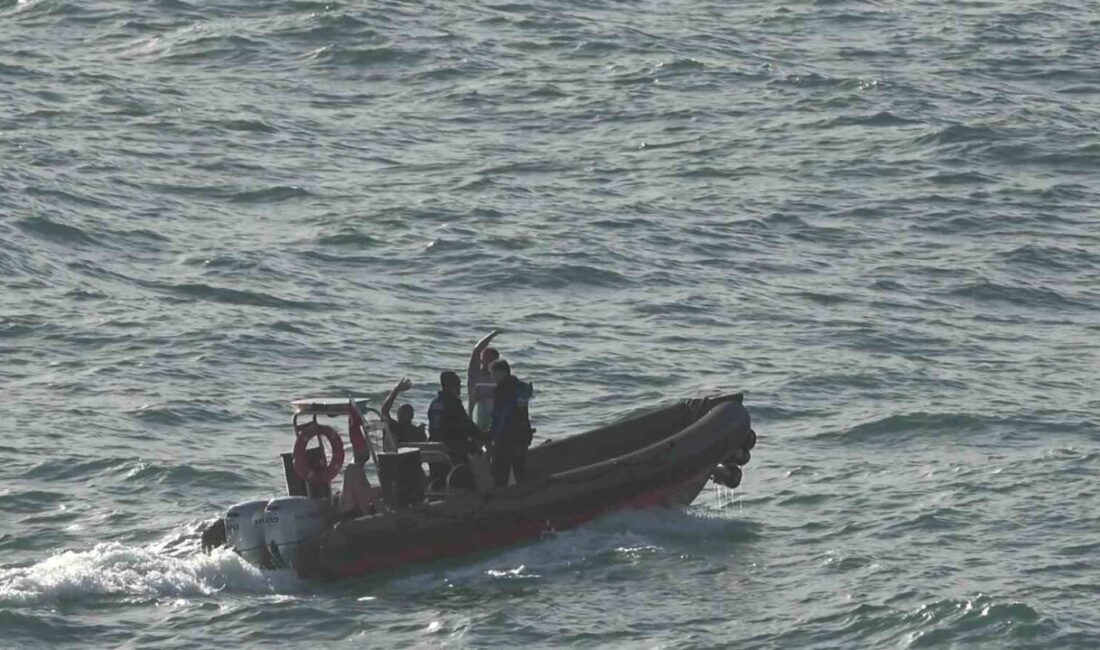 Antalya’da dalgaların kayalıkları dövdüğü denize giren bir kişi ile yardım