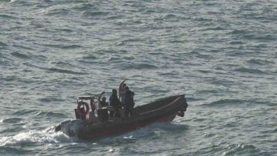 Antalya’da dalgaların kayalıkları dövdüğü denize giren bir kişi ile yardım