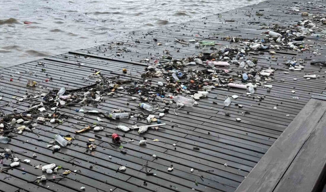 Zonguldak’ta dalgalarla sürüklenen plastik atıklar sahile vurdu. Zonguldak’ta bir kaç