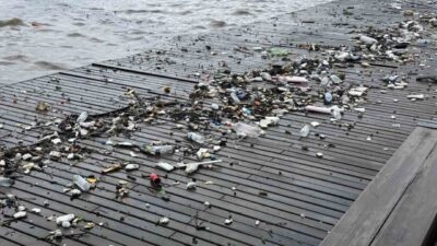 Zonguldak’ta dalgalarla sürüklenen plastik atıklar sahile vurdu. Zonguldak’ta bir kaç
