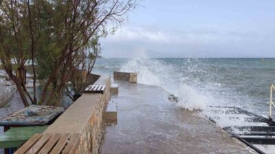 Muğla’nın Datça ilçesinde etkili olan şiddetli lodos günlük yaşamı olumsuz