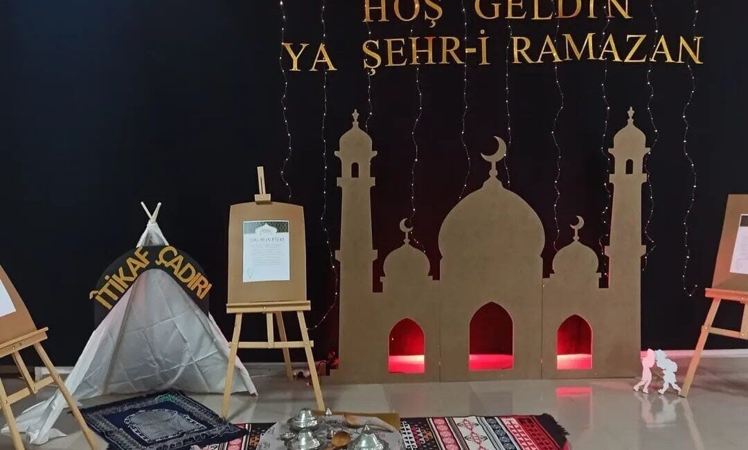 Ankara’nın Beypazarı ilçesinde öğrenciler, davul ve mani etkinliği düzenledi. Beypazarı’nda