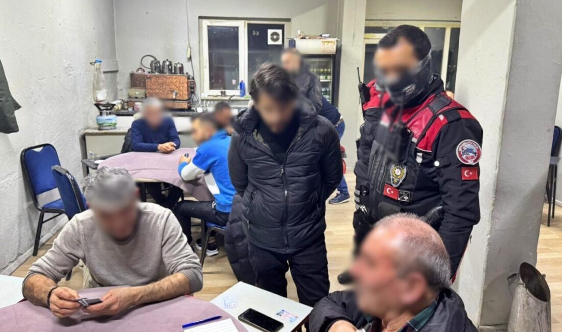 Afyonkarahisar’ın Dazkırı ilçesinde kahvehane ve eğlence mekanlarına yönelik polis tarafından