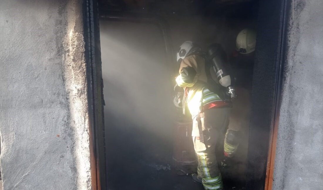 Hatay’ın Defne ilçesinde yaşanan ev yangınında 1 kişi dumandan etkilendi.