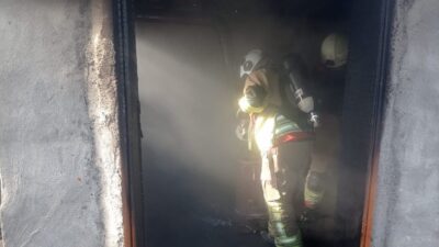 Hatay’ın Defne ilçesinde yaşanan ev yangınında 1 kişi dumandan etkilendi.