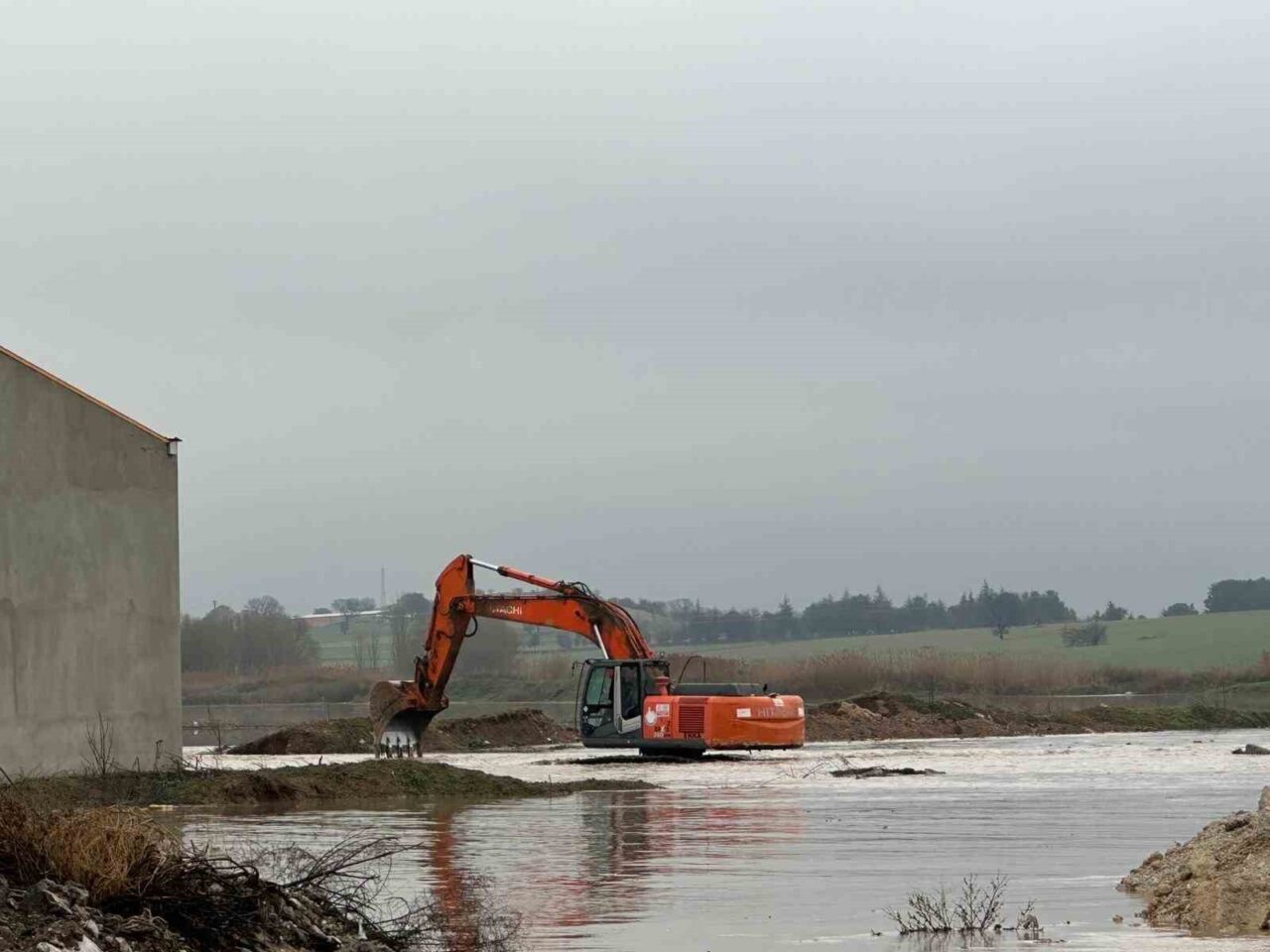 Uşak’ta etkili olan yağışların ardından Değirmendere Deresi’nin taşması sonucu tarım