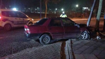 Tekirdağ Çorlu’da gece yarısı bir otomobil kaldırım üzerindeki demir direğe
