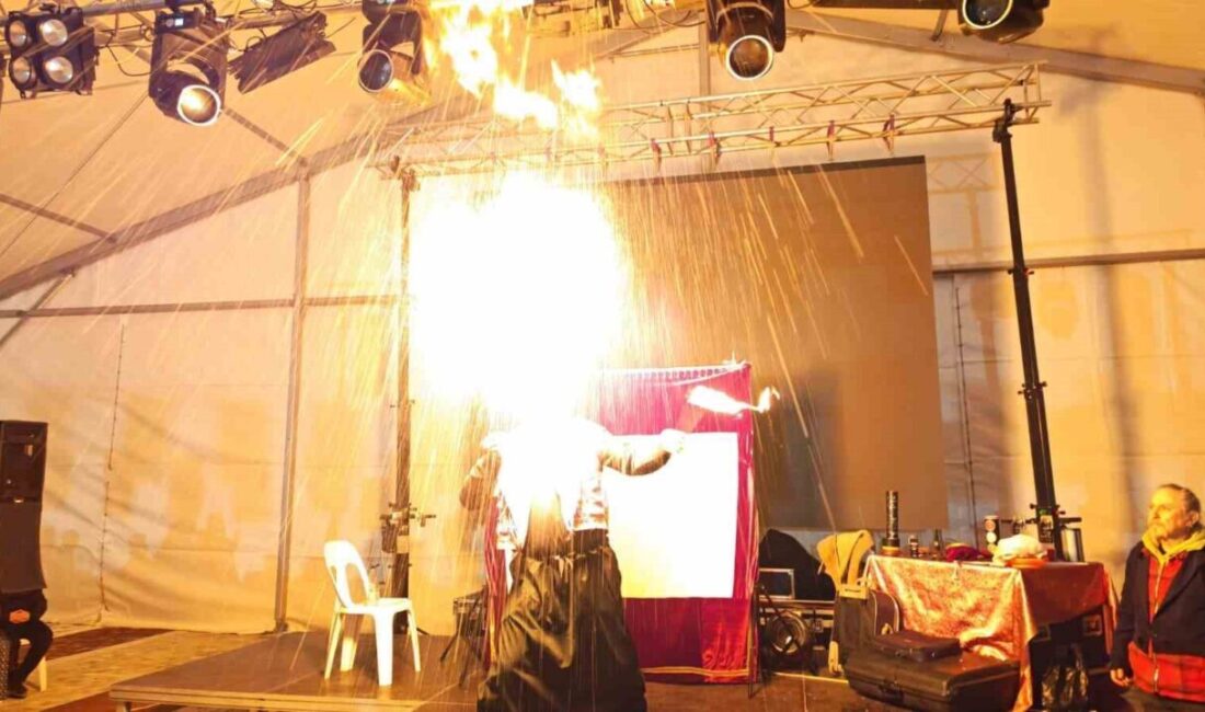 Manisa’nın Demirci ilçesinde geleneksel Ramazan eğlence programında sahne gösterileri ve