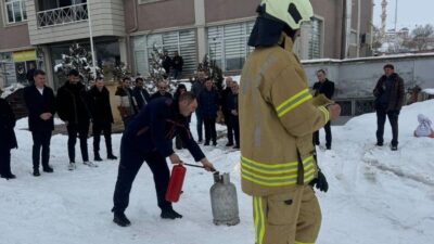 Bayburt Belediyesi İtfaiye Müdürlüğü ekiplerince Demirözü Kaymakamlığı personeline yangın eğitimi