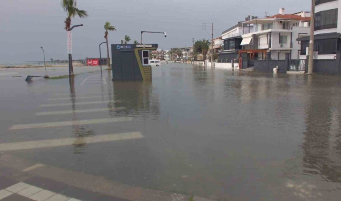 Balıkesir’in Burhaniye ilçesinde fırtınanın etkisiyle deniz kabardı, yollar sular altında
