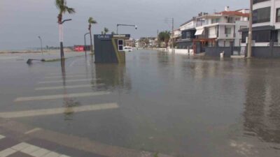 Balıkesir’in Burhaniye ilçesinde fırtınanın etkisiyle deniz kabardı, yollar sular altında